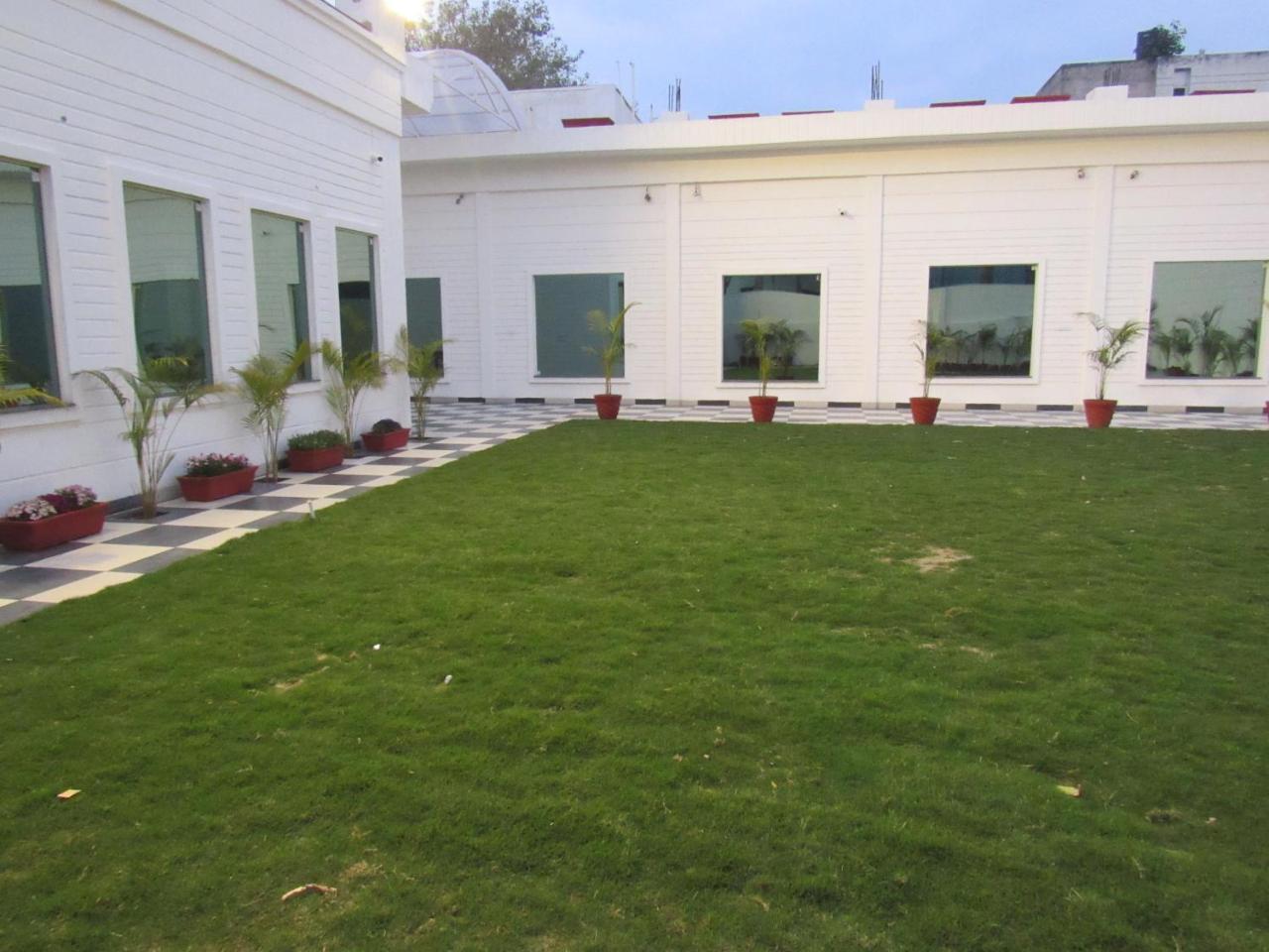 The English Garden Mohali المظهر الخارجي الصورة