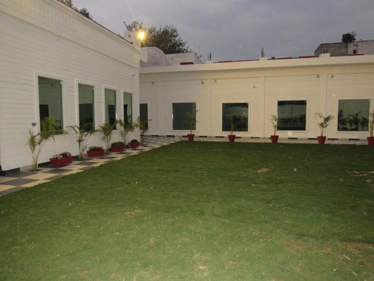 The English Garden Mohali المظهر الخارجي الصورة